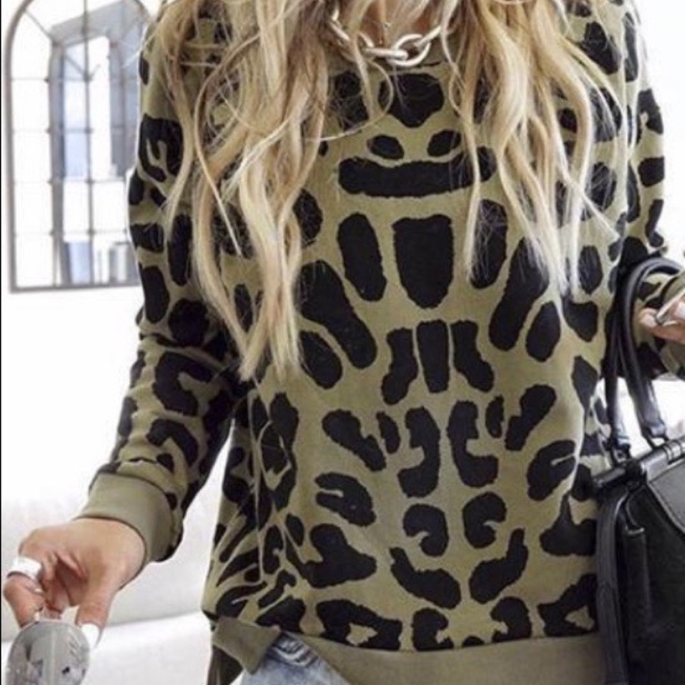 Leopard long sleeve light knit sweater “S”